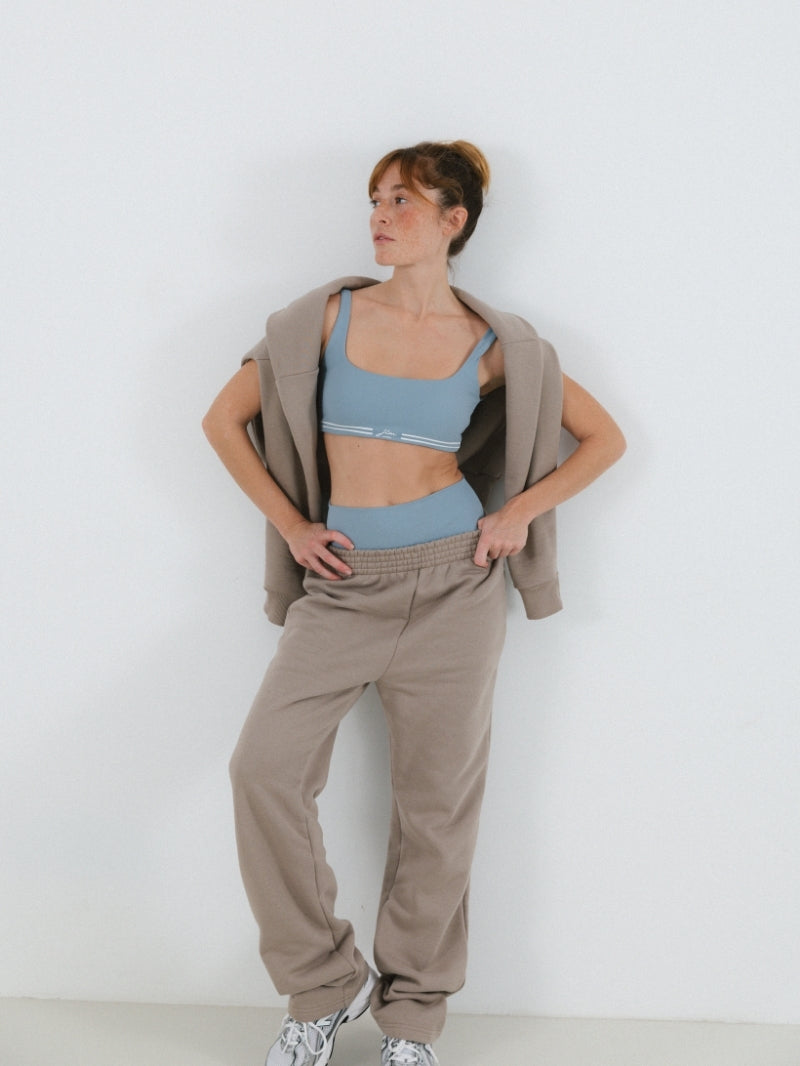 Beżowe luźne damskie spodnie dresowe z prostą nogawką i wysokim stanem - casualowy fit z sportowym topem i luźną kangurką