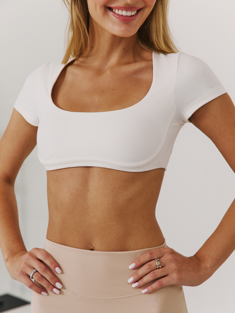 Biały crop top z kwadratowym dekoltem