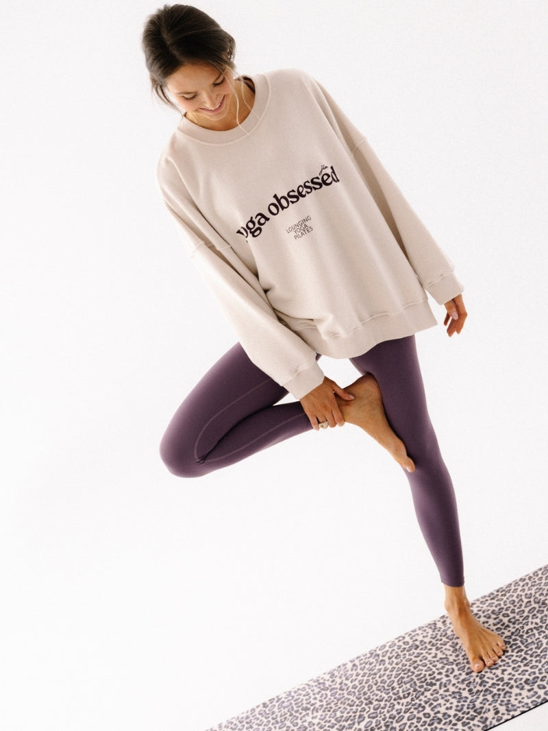 Fioletowe legginsy sportowe z wysokim stanem - set z kremową bluzą oversize z nadrukiem