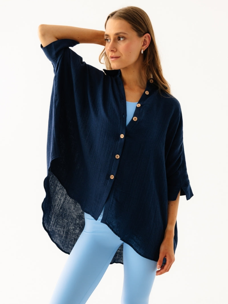Stylowy look w granatowej koszuli Cloud Denim z bambusowo-bawełnianej tkaniny - idealna na upalne dni