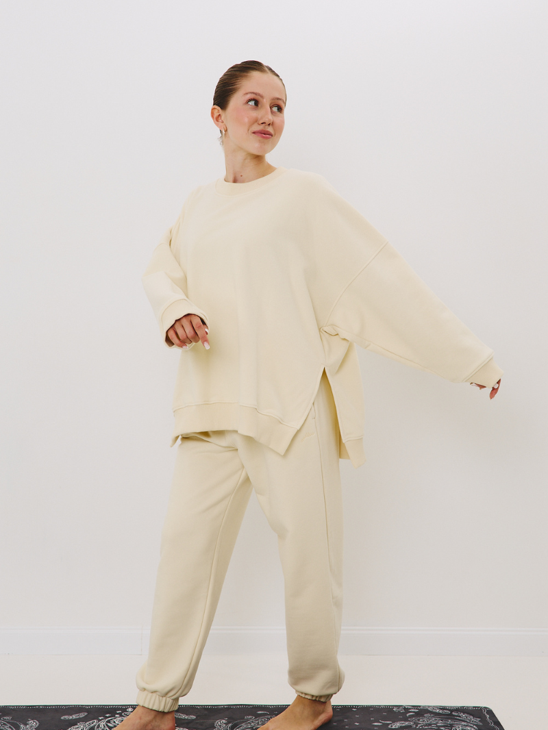 Masełkowa damska bluza oversize z nadrukiem na plecach w secie z spodniami dresowymi