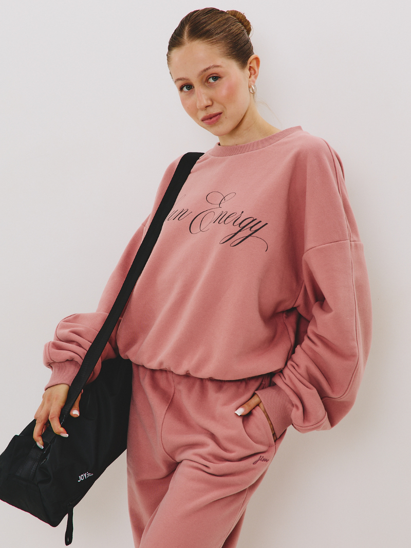Różowa bluza oversize z napisem - stylówka na trening