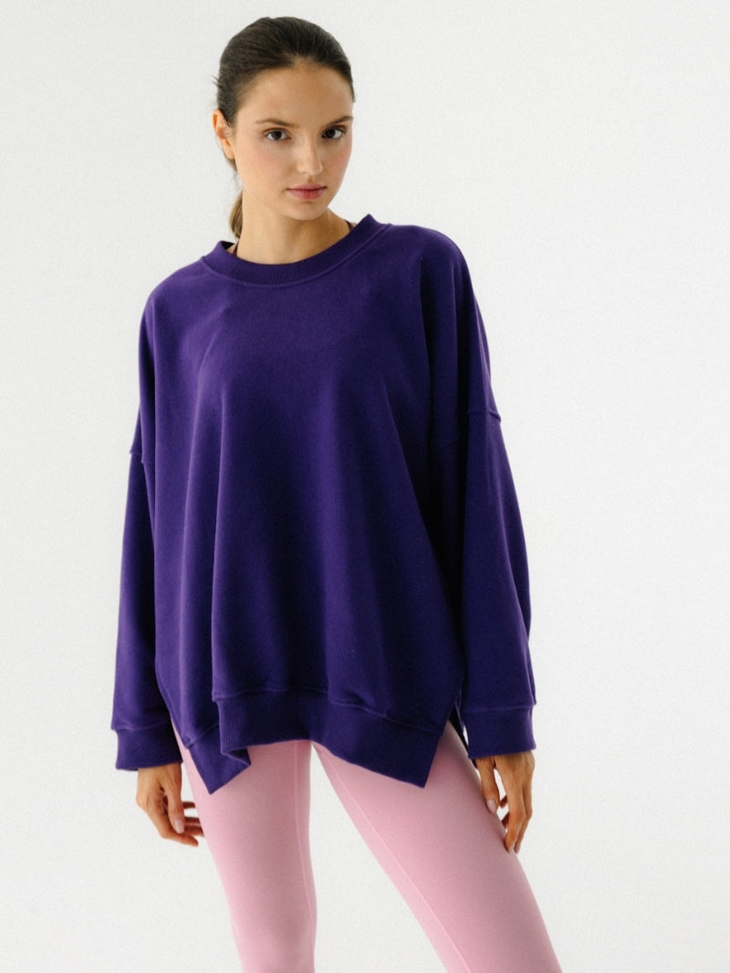 Luźna bawełniana bluza oversize w fioletowym kolorze z serii KIND z różowymi legginsami