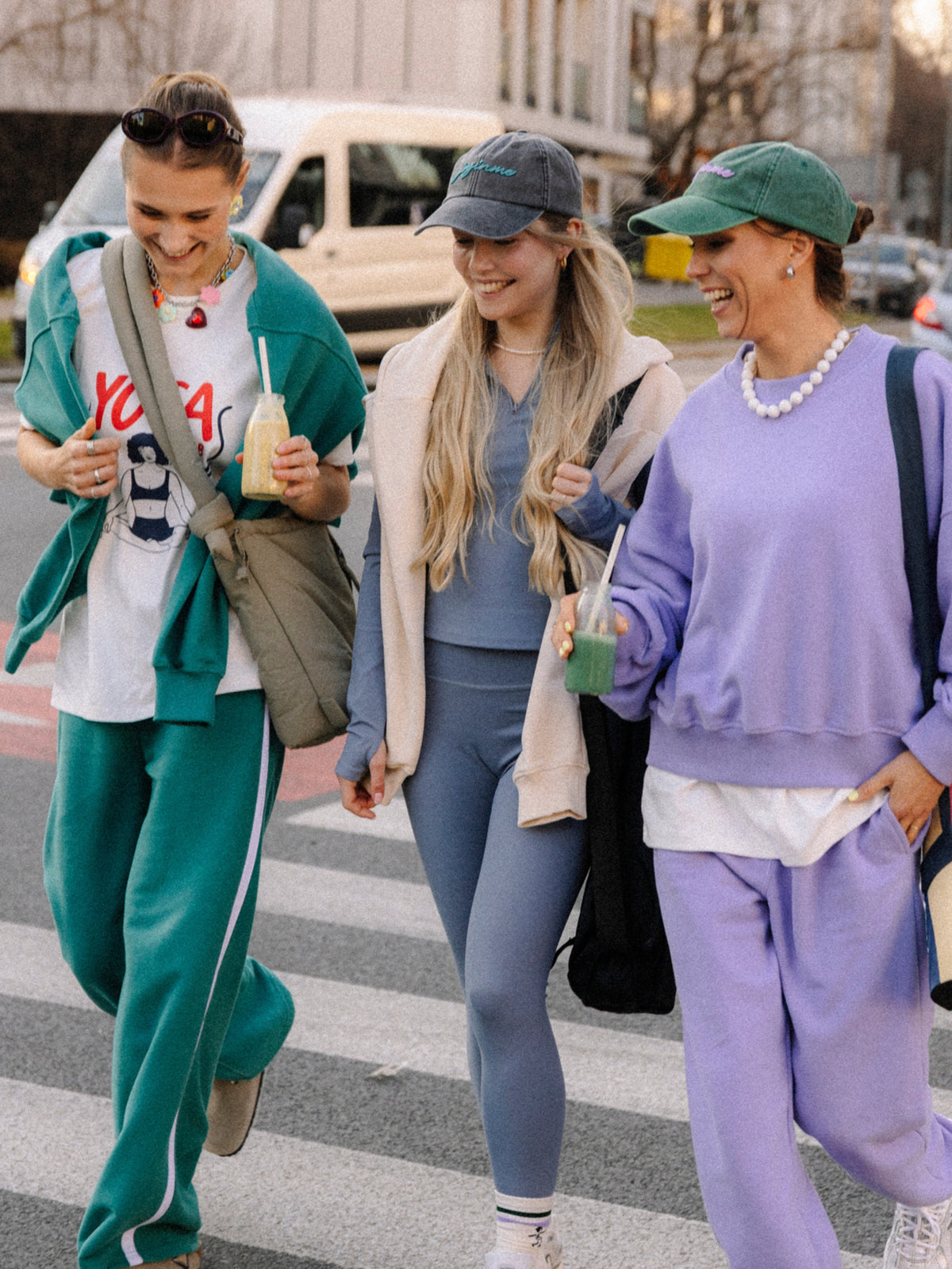 Jasna bawełniana koszulka oversize Yoga Club w seie ze spodniami z lampasem i oversize bluzą w zielonym kolorze