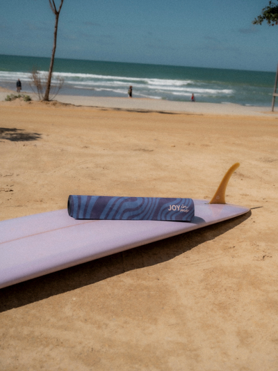 Niebieska kauczukowa mata do ćwiczeń jogi 3 mm z grafiką surferki