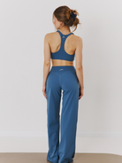 Niebieskie spodnie flare z szeroką nogawką – set z crop topem racerback