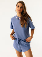 Minimalistyczny zestaw letni Coast w kolorze Timeless Blue - niebieskie szorty z wiązaniem i luźna bluza z krótkim rękawem