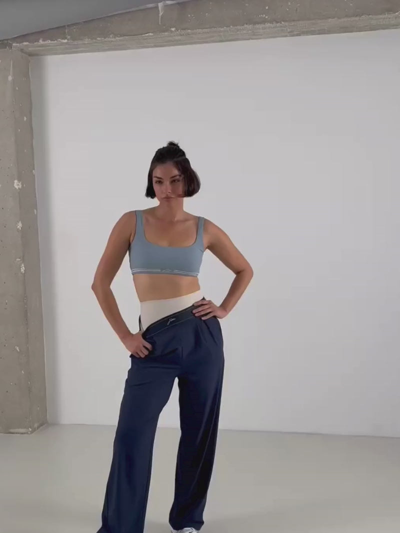 Granatowe damskie szerokie spodnie treningowe (wide leg) z elastycznym pasem i kieszeniami - film przedstawiający set z crop topme w błękicie