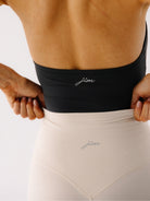 Dopasowany szary damski crop top sportowy Ultimate - zbliżenie na plecy